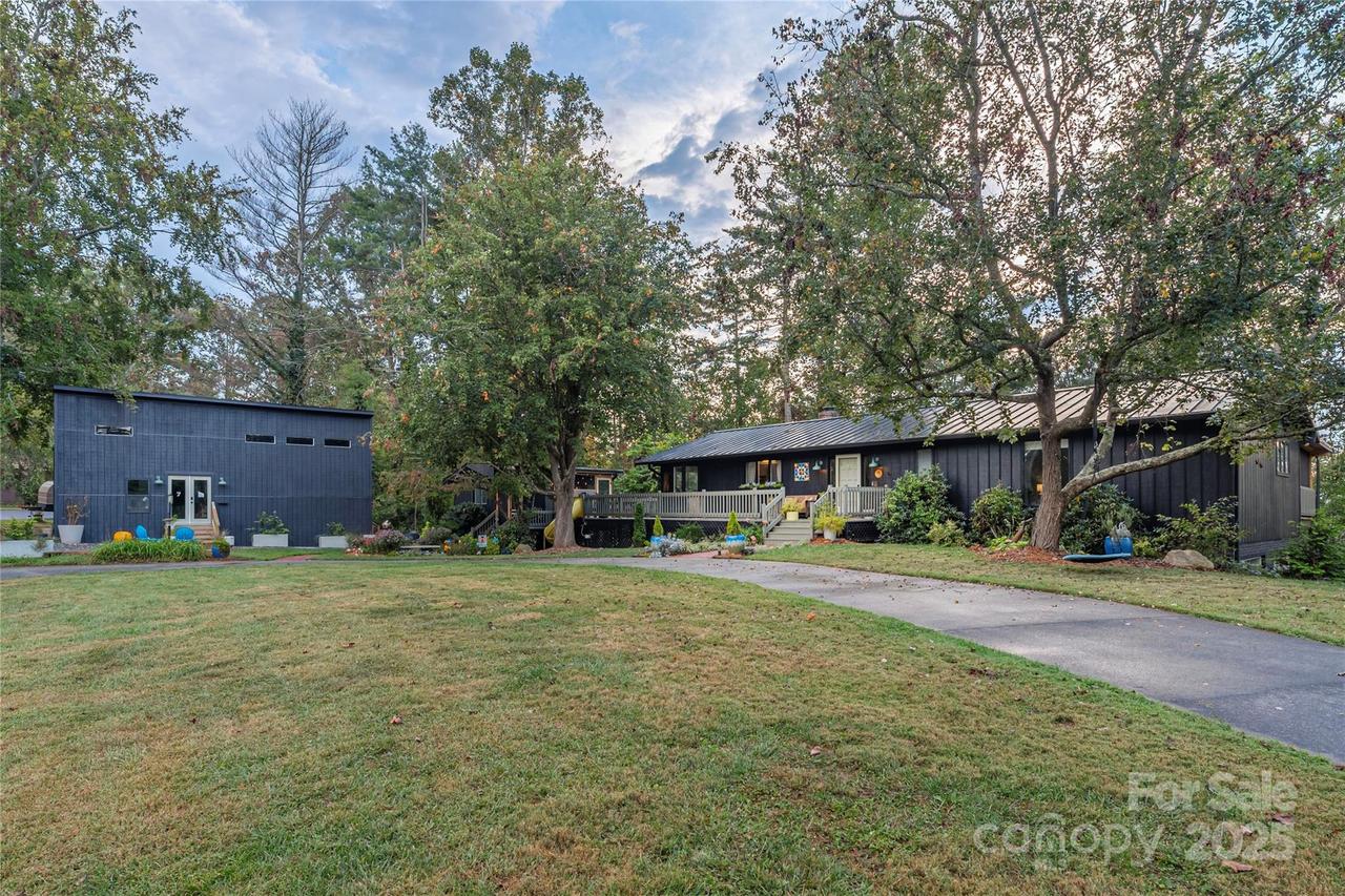 9 Tracy Ln., Weaverville, NC 28787