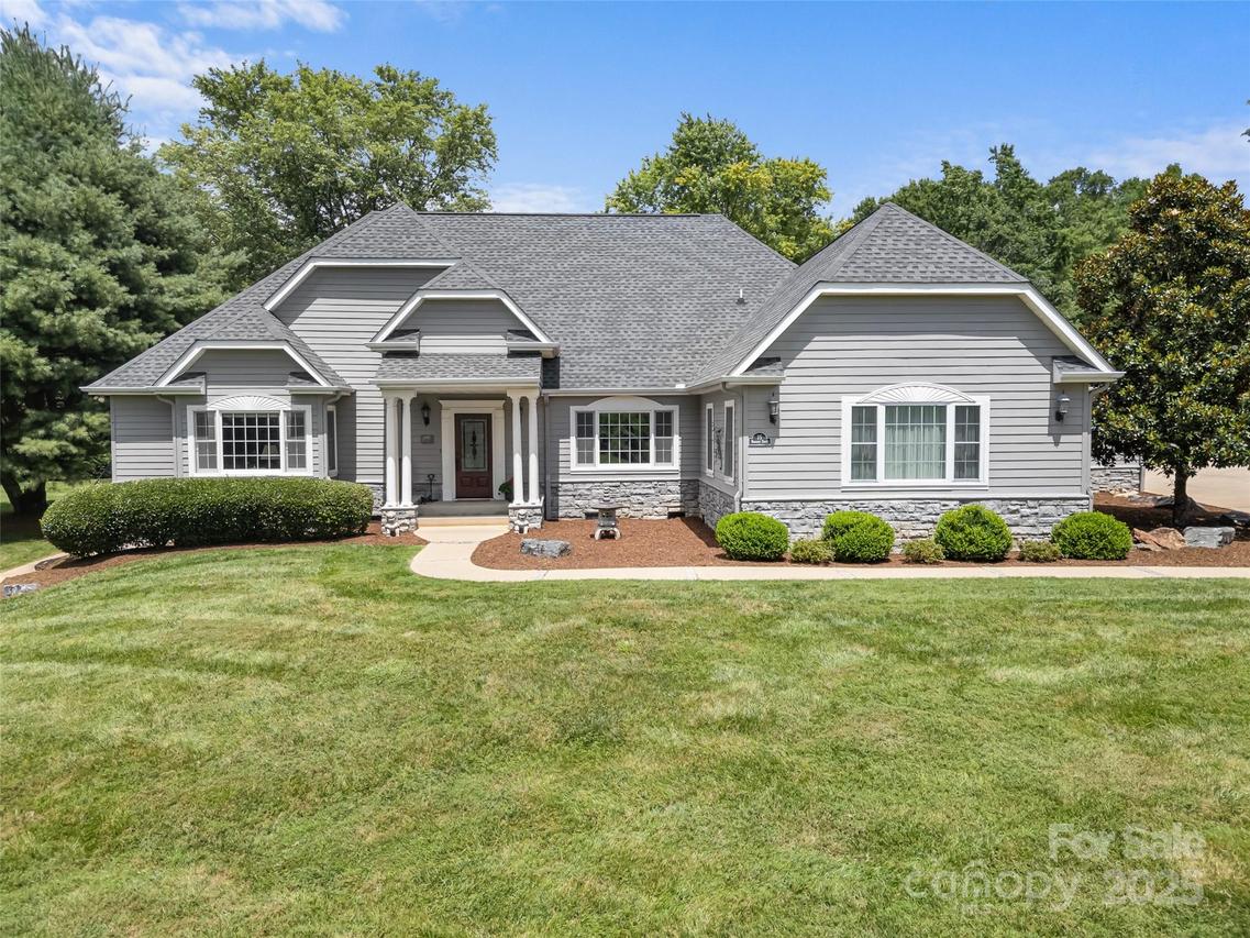 35 Beaumont Dr., Hendersonville, NC 28739