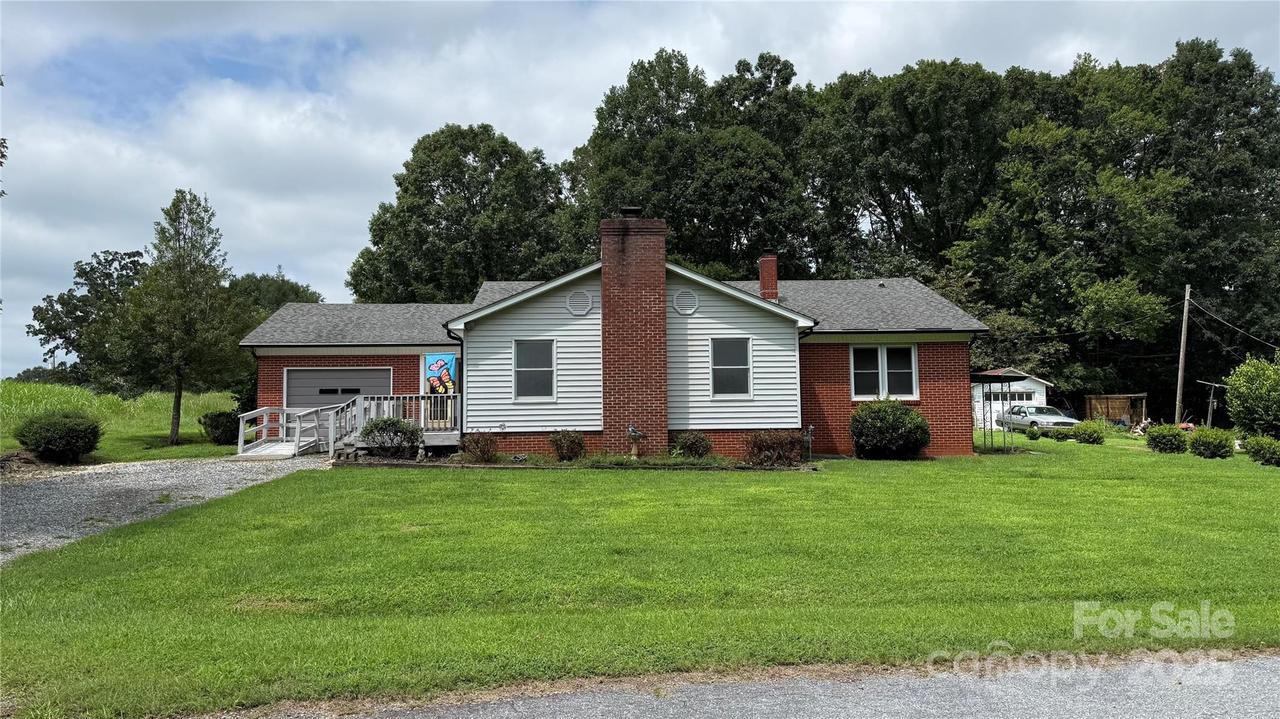 105 Lyle St., Morganton, NC 28655