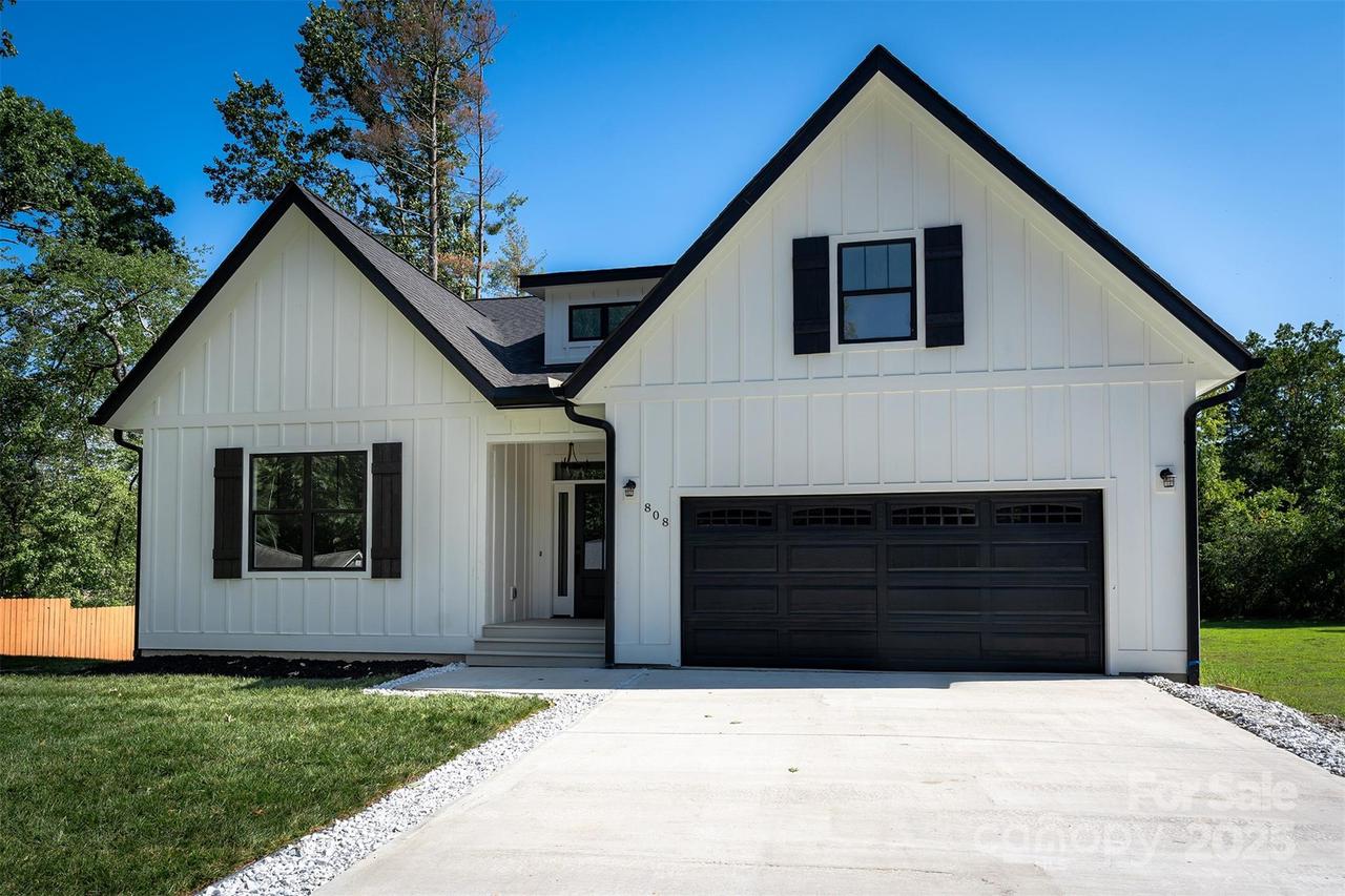 808 Maybank Dr., Hendersonville, NC 28739