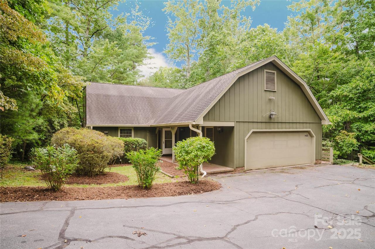 305 Heathcote Rd., Hendersonville, NC 28791