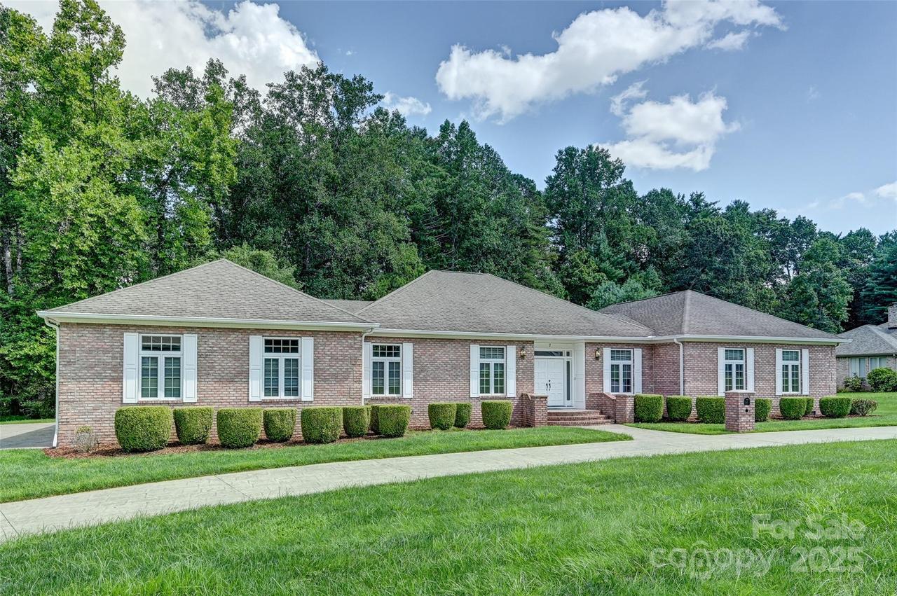 7 Ashley Pl., Hendersonville, NC 28739
