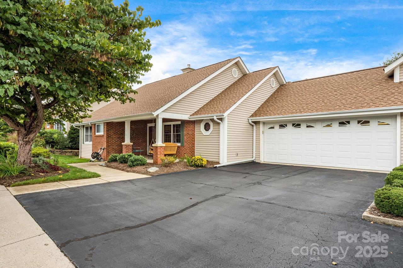 1015 Saddlebrook Dr., Hendersonville, NC 28739