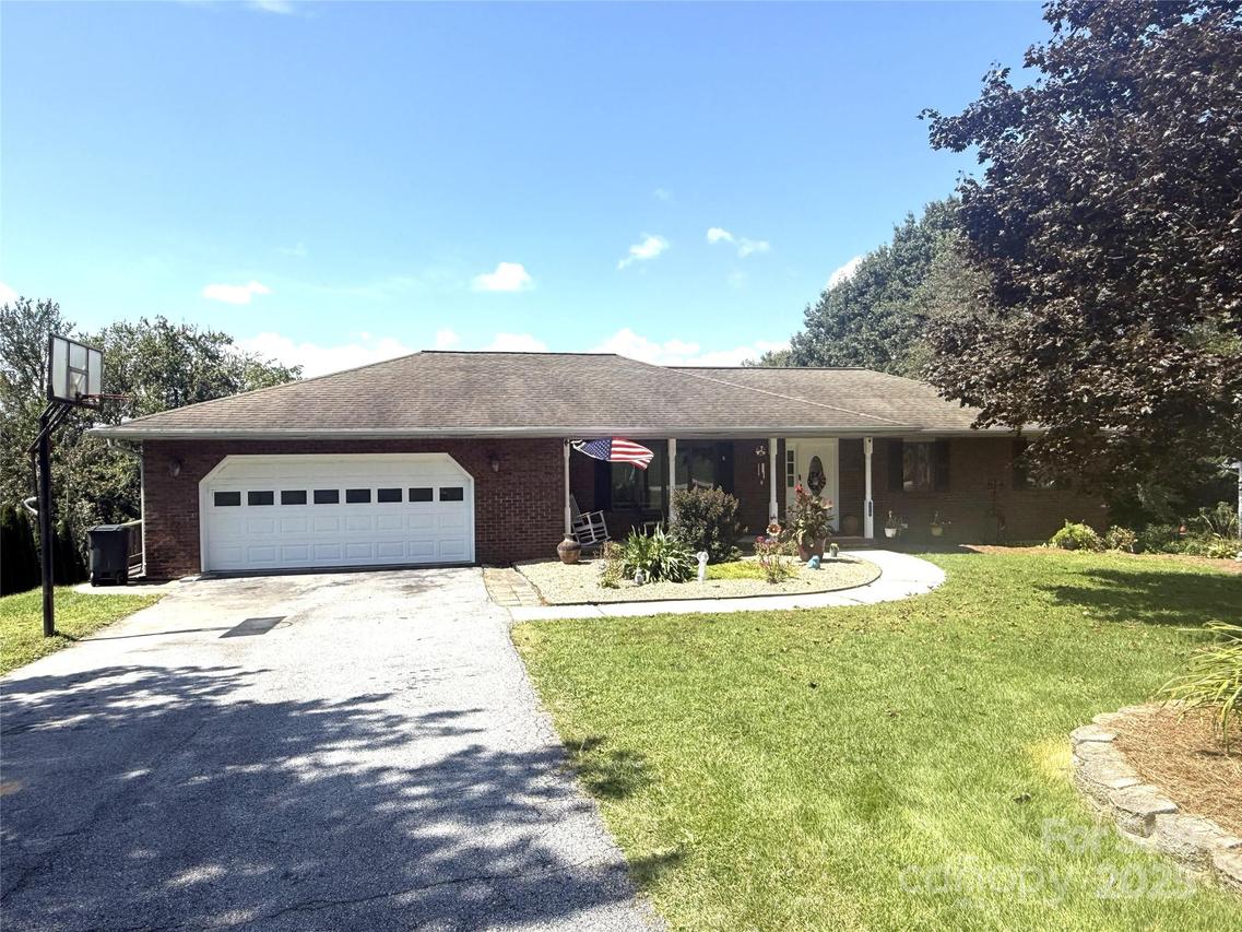 124 Mountain Valley Dr., Hendersonville, NC 28739