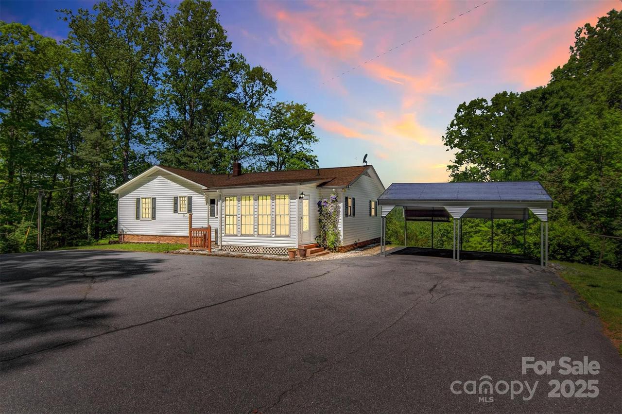 2196 Uphill Ln., Lenoir, NC 28645