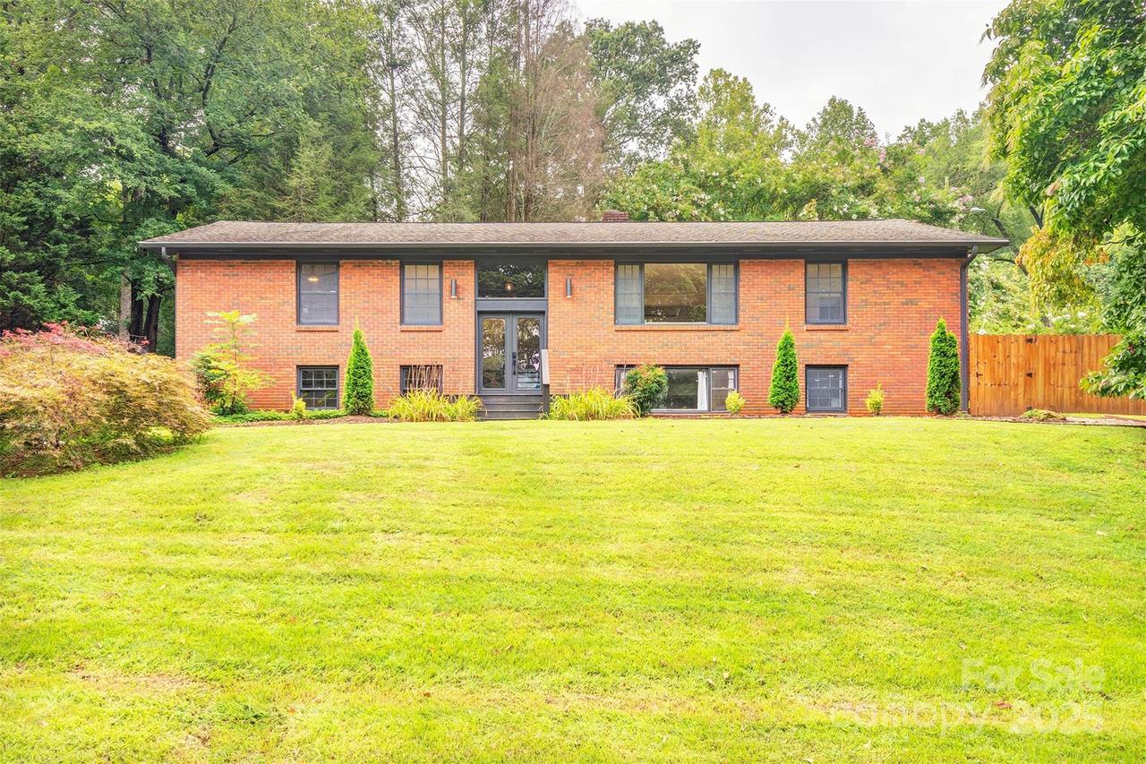 16 Beechwood Rd., Asheville, NC 28805