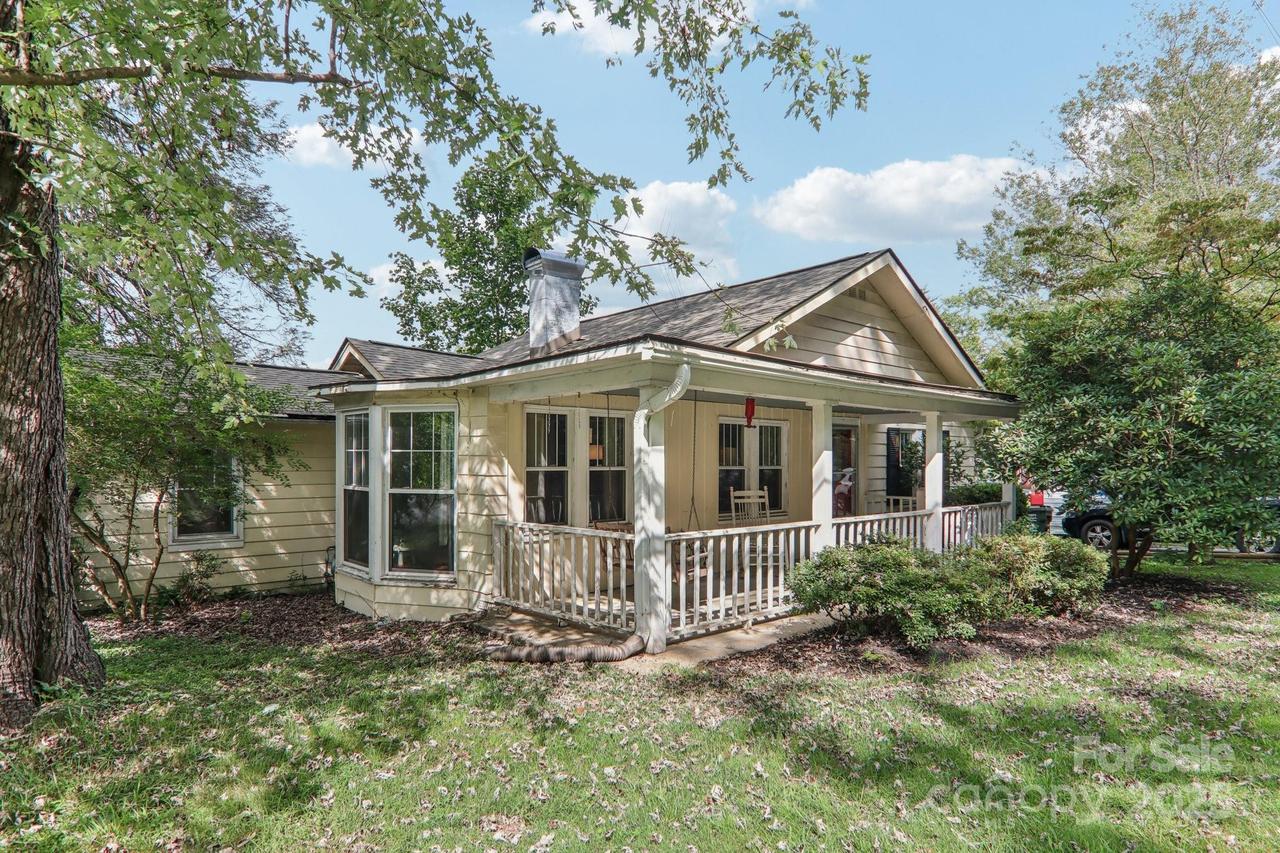 914 White Pine Dr., Hendersonville, NC 28739