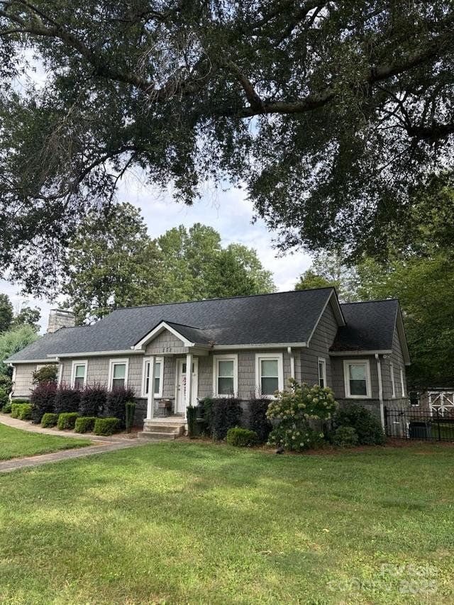 272 Ridgeway Ave., Statesville, NC 28677