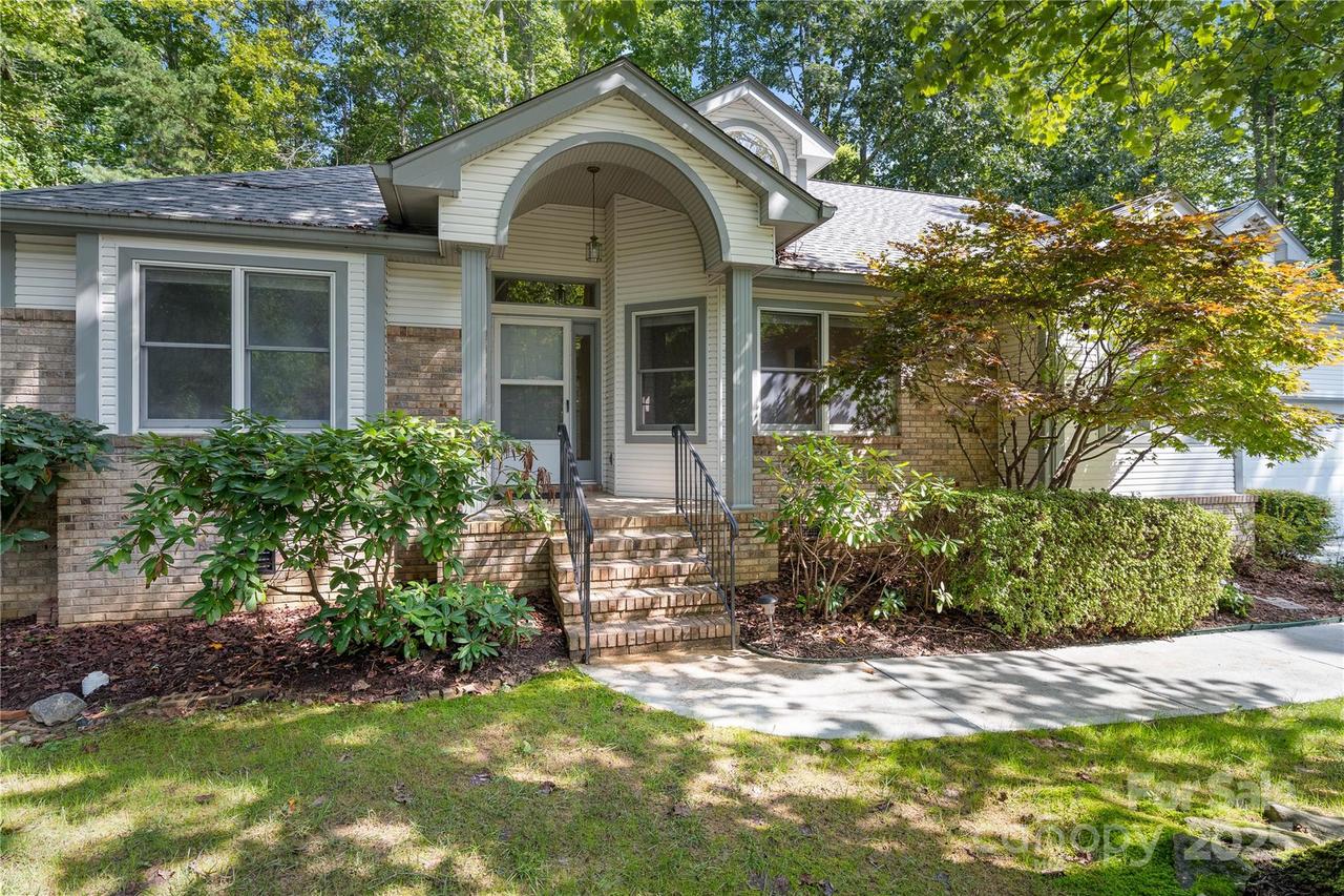 131 Jenny Lind Dr., Hendersonville, NC 28791