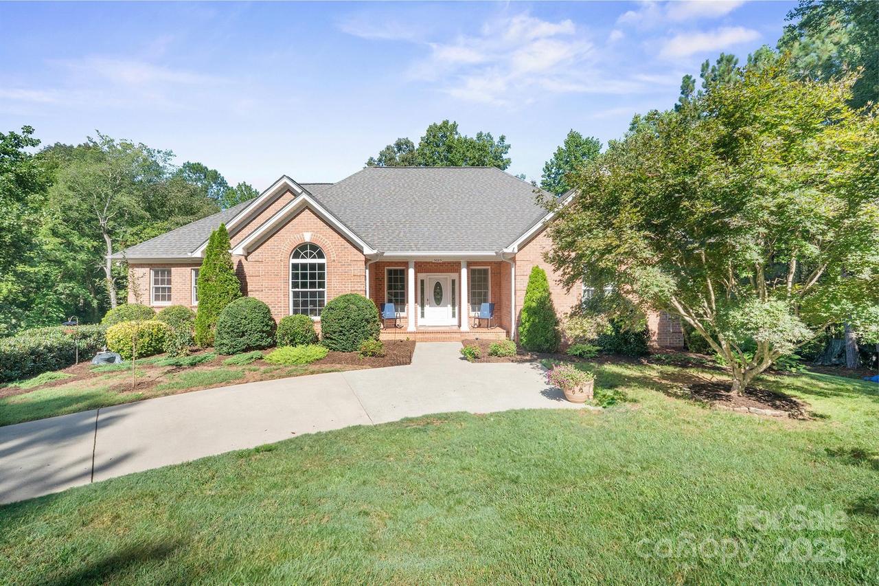 5025 Woodwinds Dr., Hickory, NC 28601