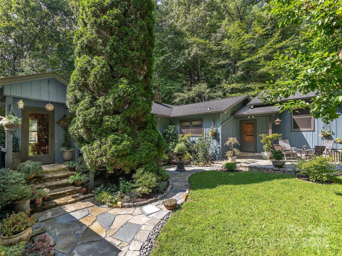 232 Hidden Cove Ln., Hendersonville, NC 28739