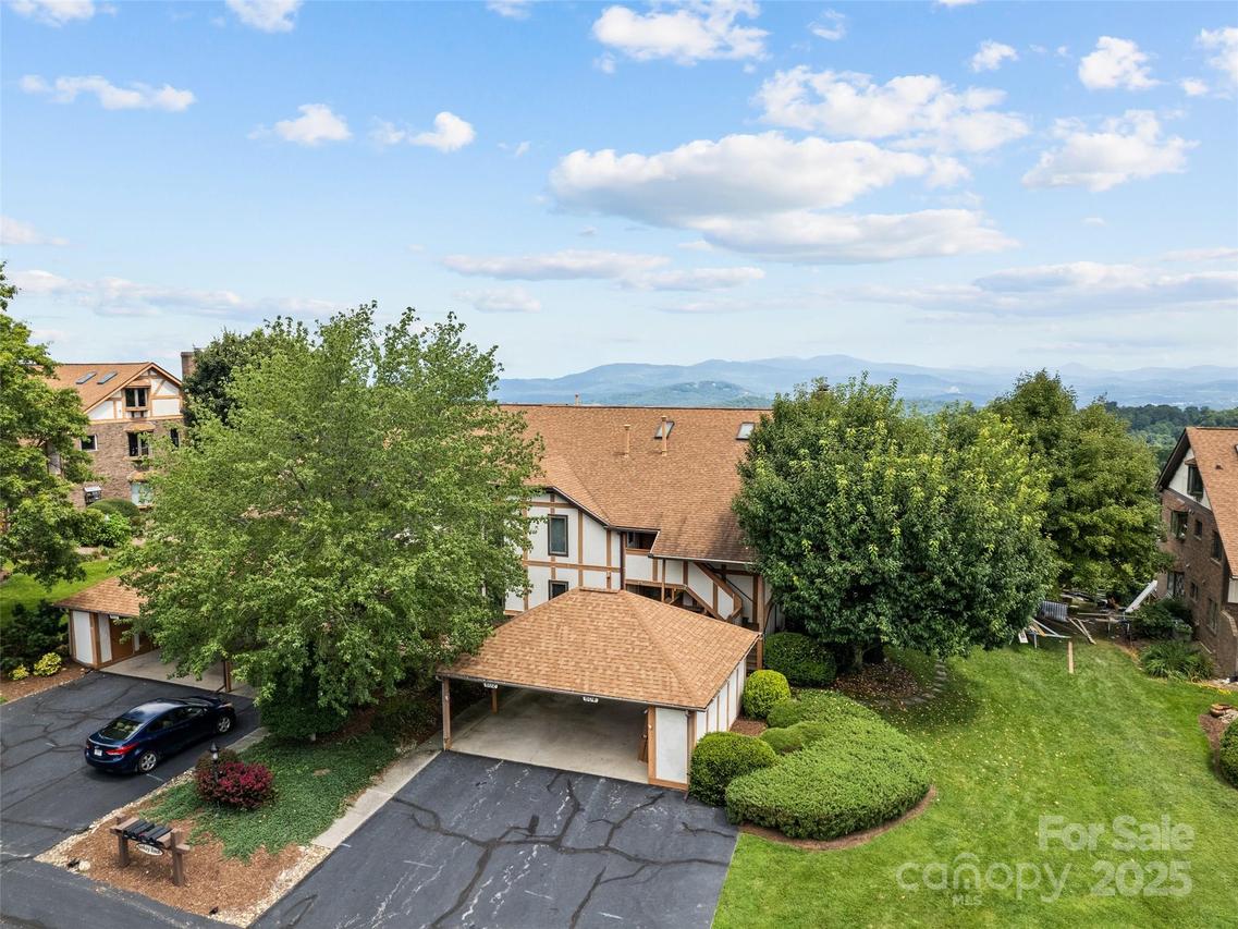 602 Fleetwood Plz., Hendersonville, NC 28739