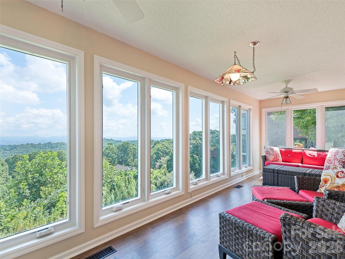 602 Fleetwood Plz., Hendersonville, NC 28739