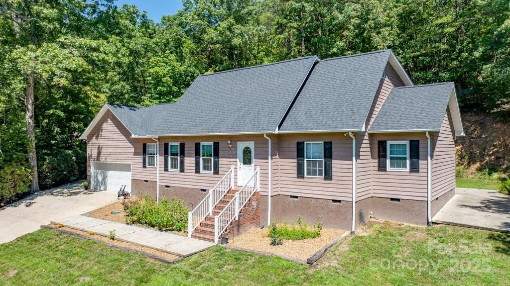 1039 Deep Woods Dr., Marion, NC 28752