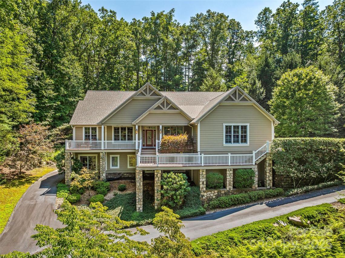 220 Amblewood Tr., Hendersonville, NC 28739