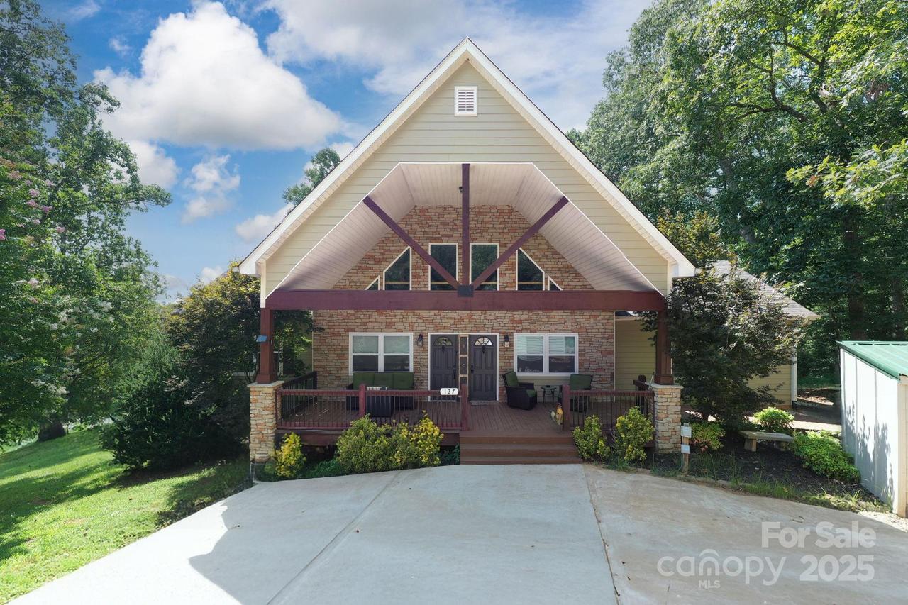 127 Deer Hill Ln., Weaverville, NC 28787