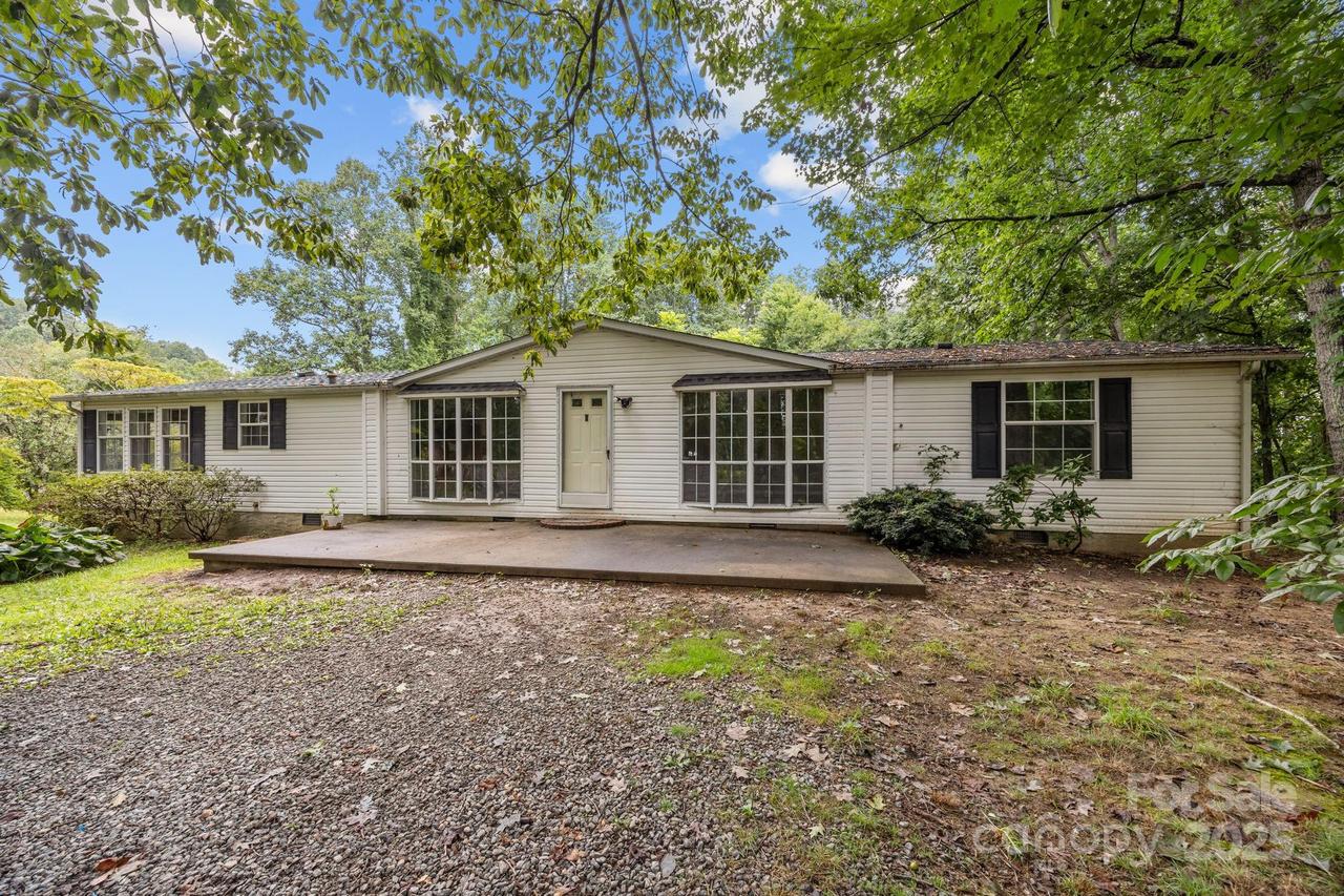 573 Deep Gap Loop Rd., Flat Rock, NC 28731