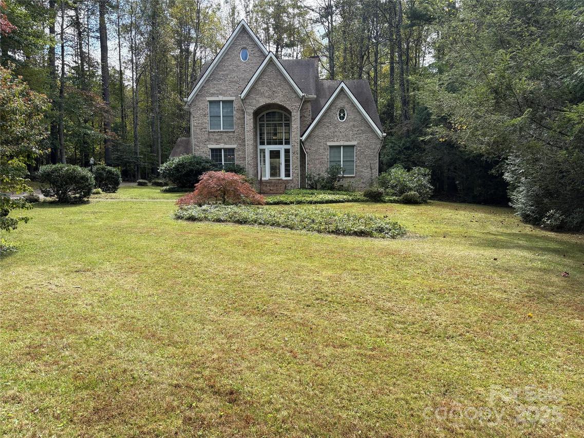 27 Mountain Lake Dr., Hendersonville, NC 28739