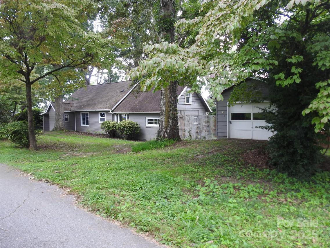 201 Merriman Rd., Hendersonville, NC 28791