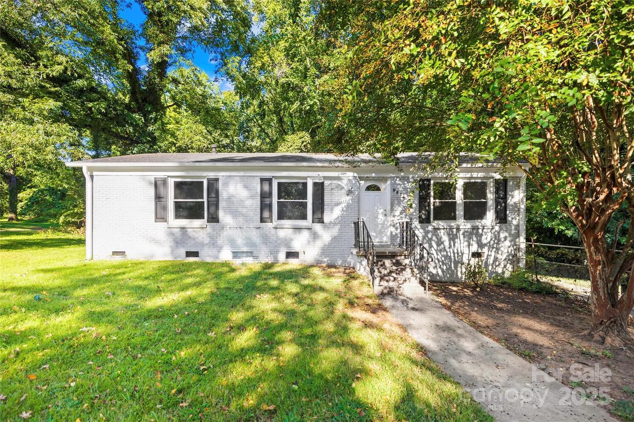 2301 Kennesaw Dr., Charlotte, NC 28216