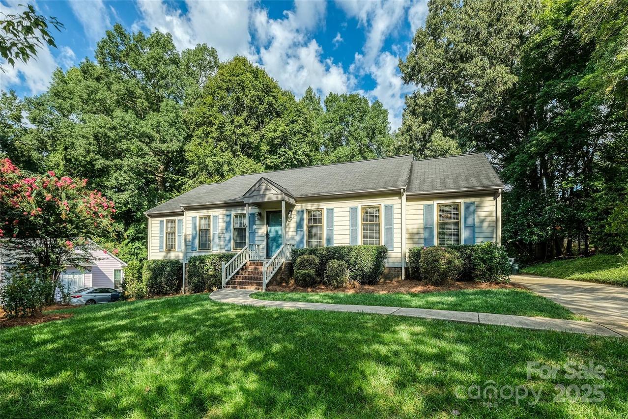 6010 Rexwood Pl., Charlotte, NC 28210