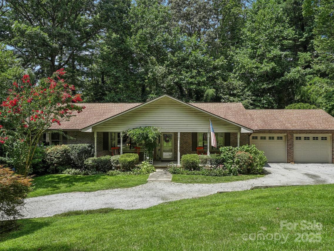204 Fernwood Dr., Hendersonville, NC 28791