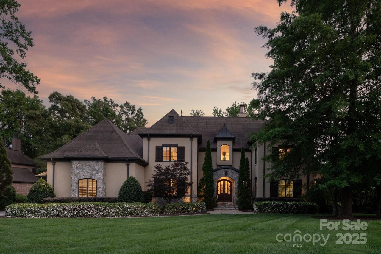 8021 Skye Lochs Dr., Waxhaw, NC 28173