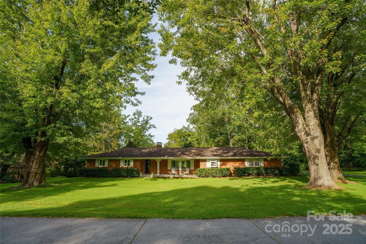 335 Lake Circle Dr., Hendersonville, NC 28792