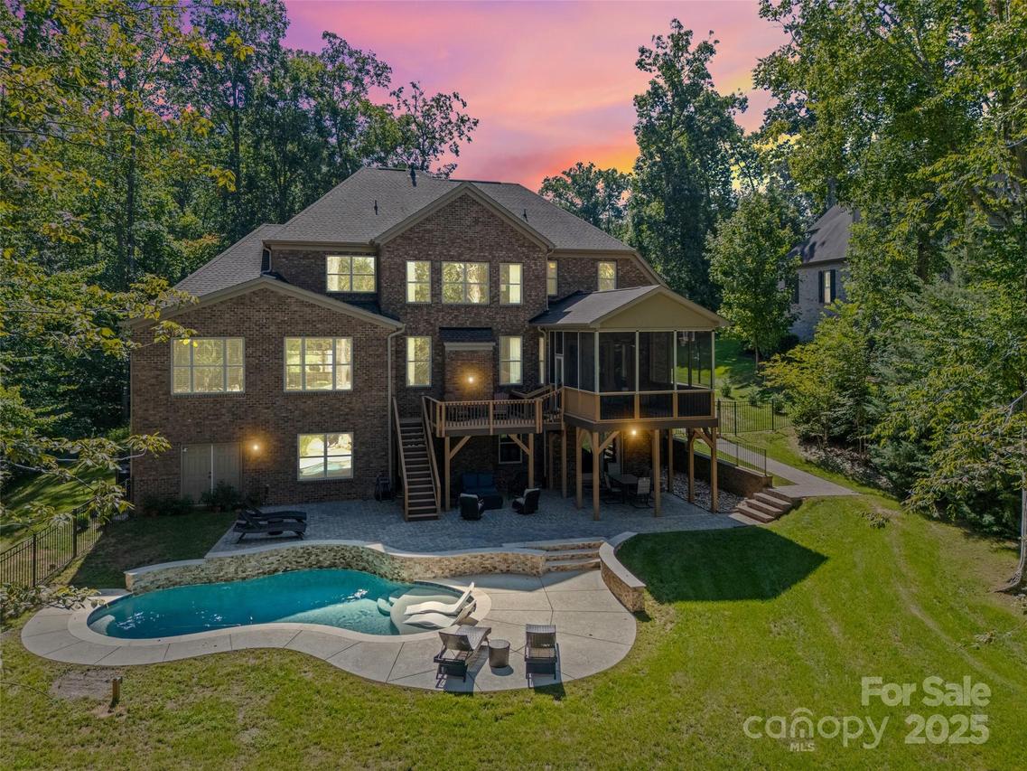 2100 Pondmeade Ln., Matthews, NC 28104