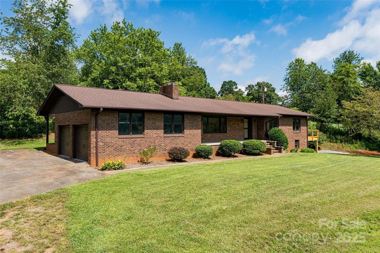 36 Brooks Branch Rd., Leicester, NC 28748