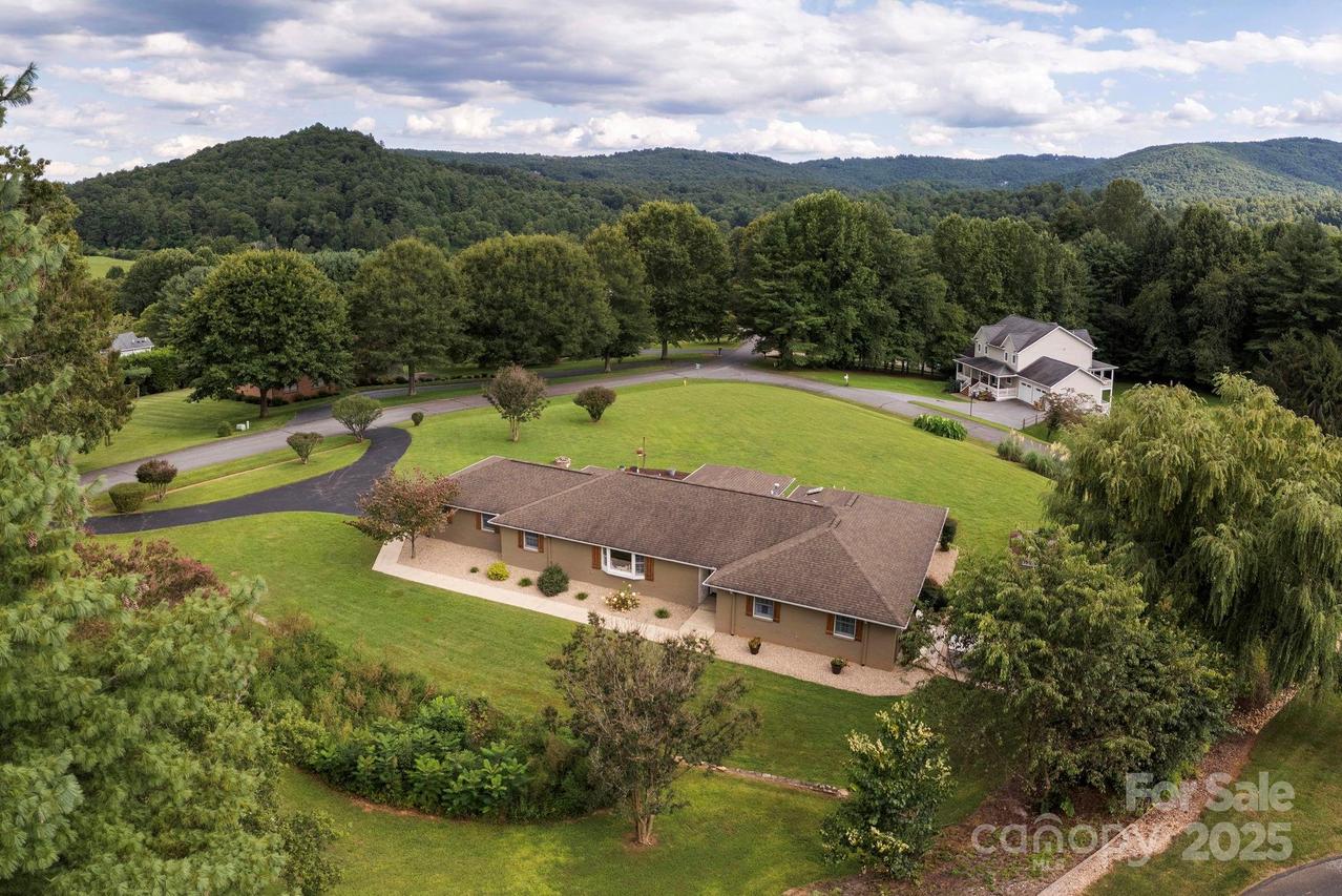 56 Beaumont Dr., Hendersonville, NC 28739