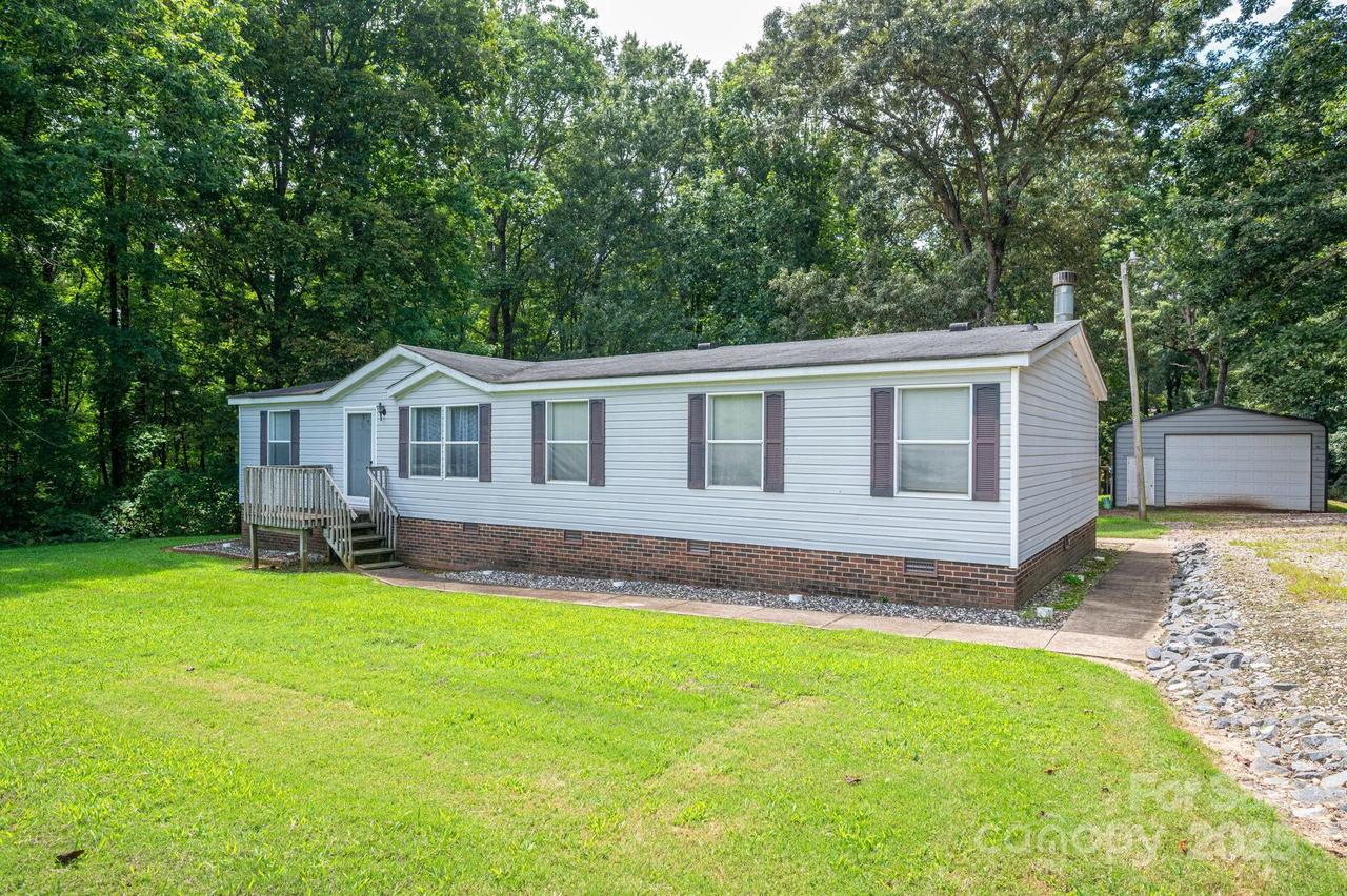 2068 Kollege Ln., Crouse, NC 28033