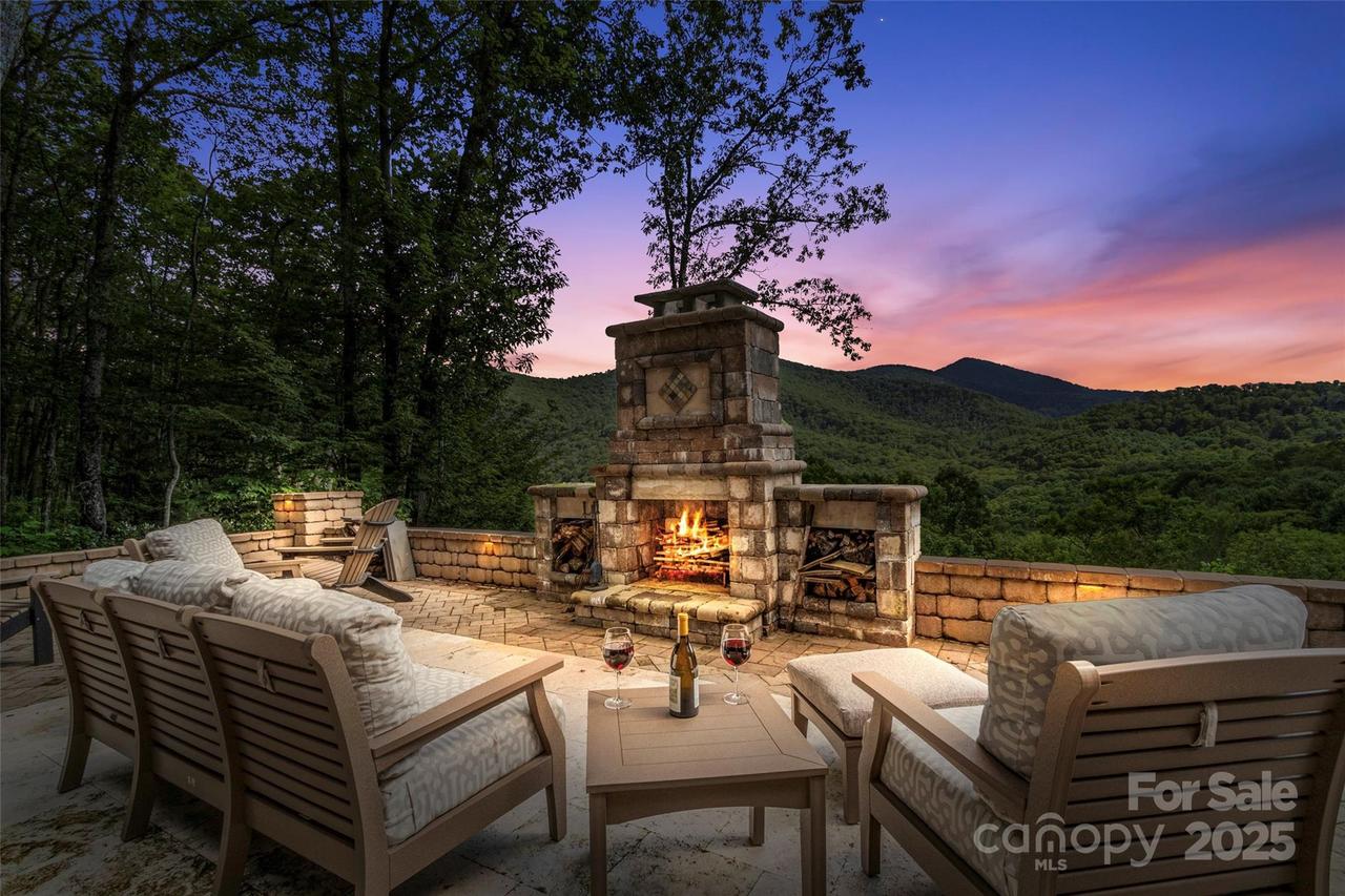 596 N Ridge Runner Rd., Burnsville, NC 28714