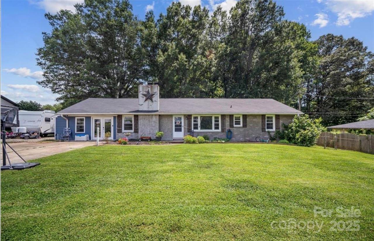 1271 Country Ln., Winston Salem, NC 27107