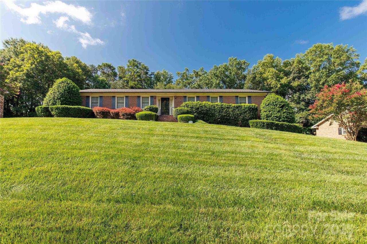 2411 Sandlewood Dr., Gastonia, NC 28054