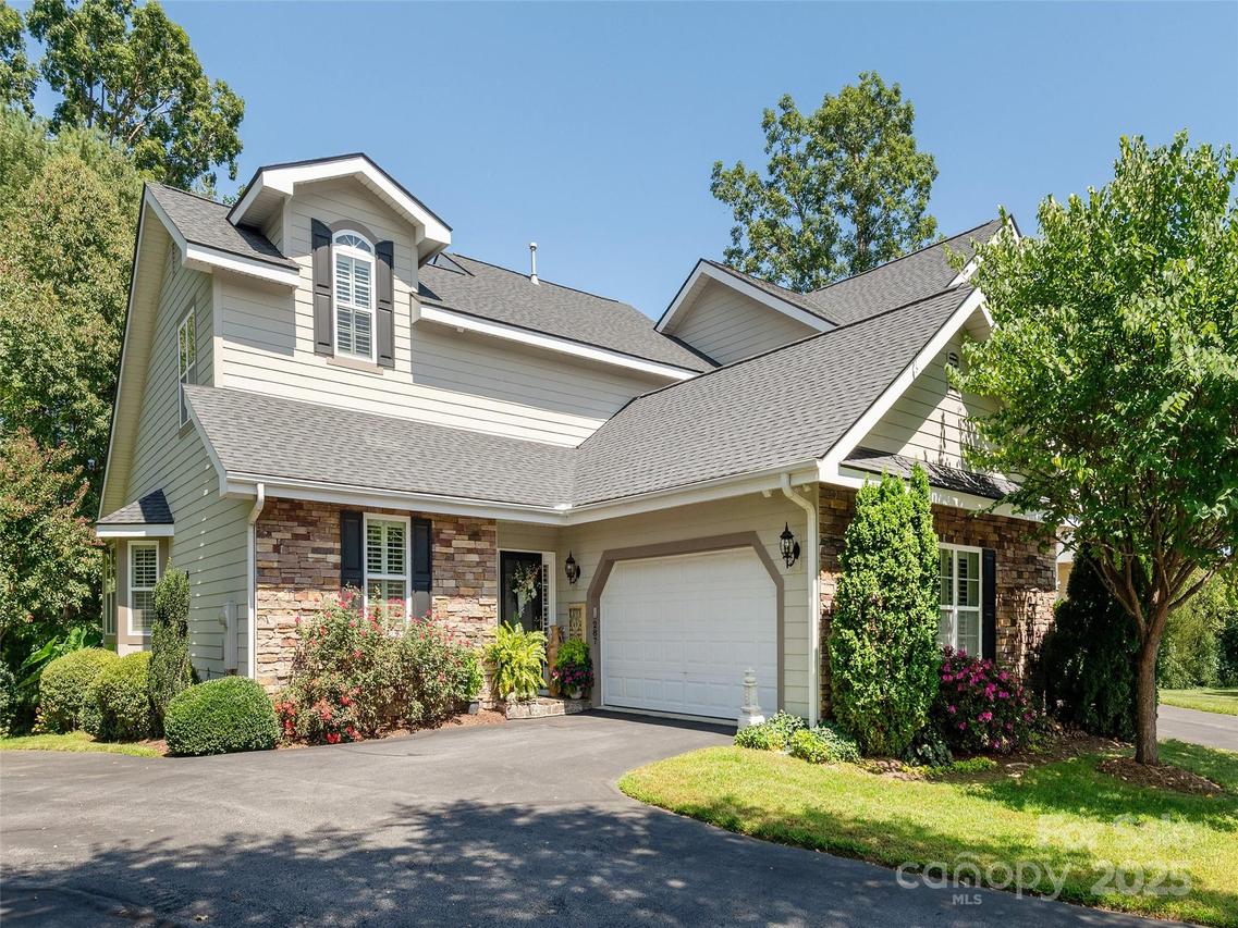 287 Towne Place Dr., Hendersonville, NC 28792