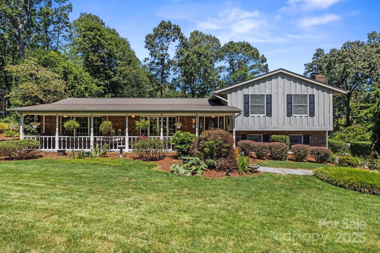 8 English Pl., Candler, NC 28715