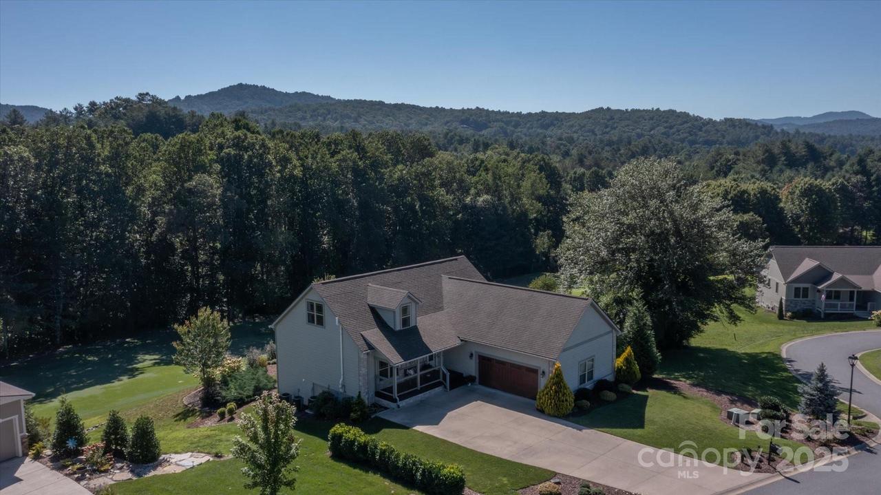 168 Triple Fairways Dr., Hendersonville, NC 28739