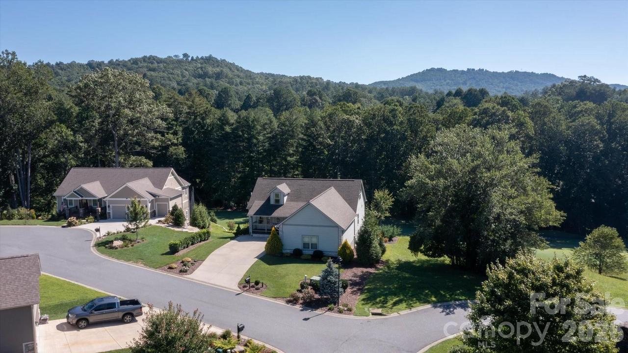 168 Triple Fairways Dr., Hendersonville, NC 28739