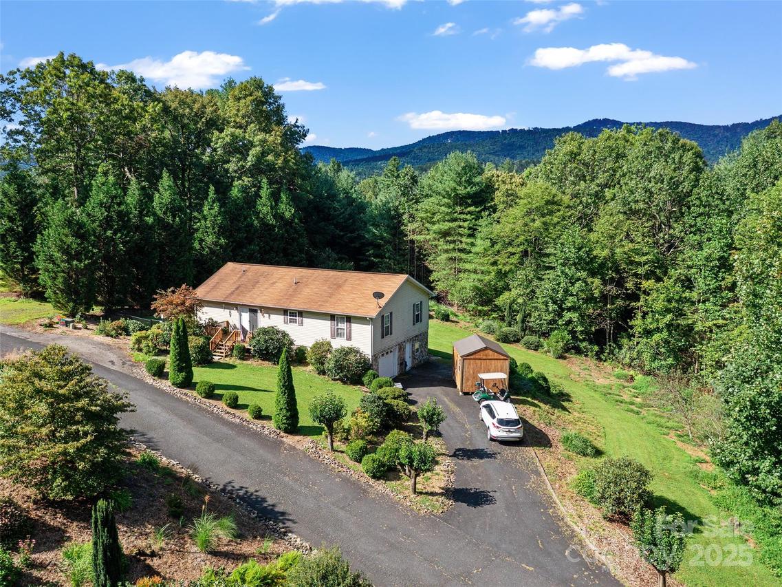 282 Sourwood Dr., Spruce Pine, NC 28777