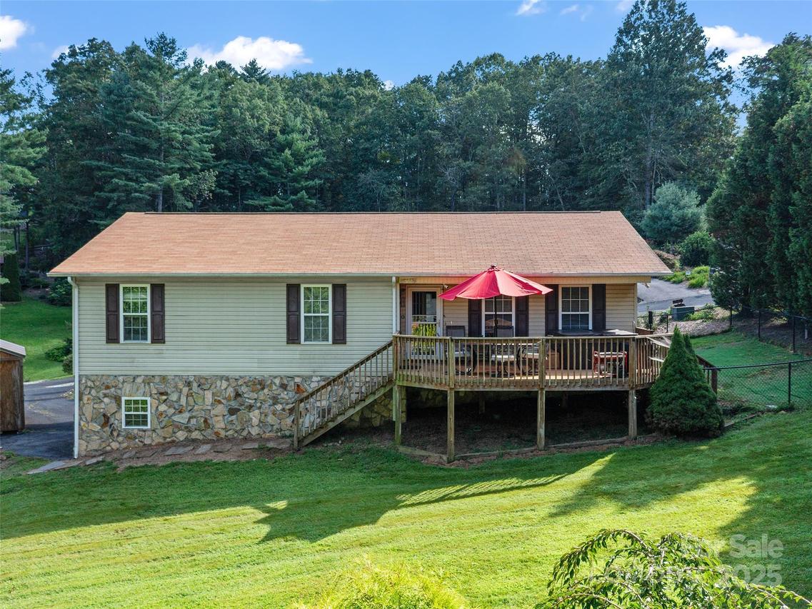 282 Sourwood Dr., Spruce Pine, NC 28777