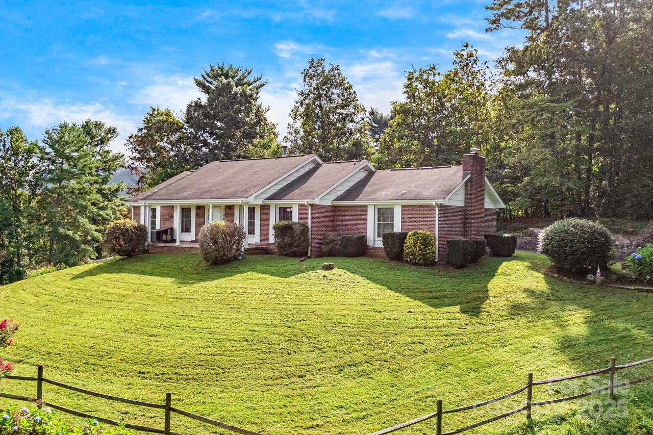 90 Kentwood Dr., Weaverville, NC 28787