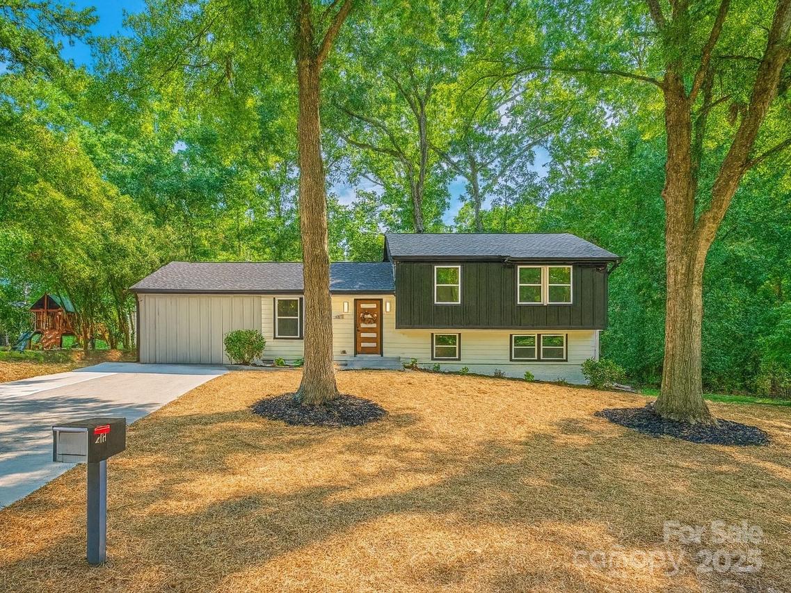 6811 Rollingridge Dr., Charlotte, NC 28211
