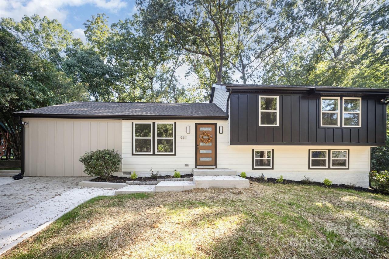 6811 Rollingridge Dr., Charlotte, NC 28211