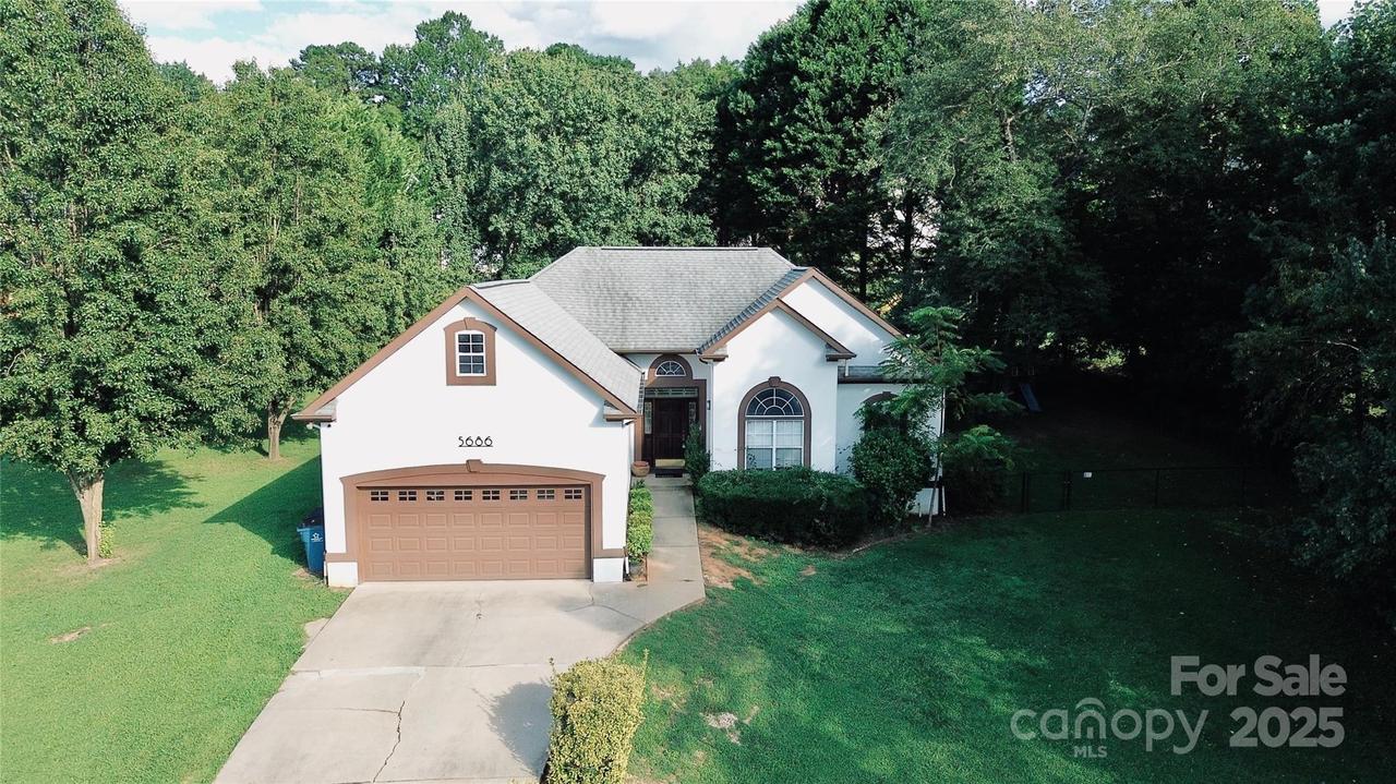 5686 Gold Creek Bay Dr., Hickory, NC 28601