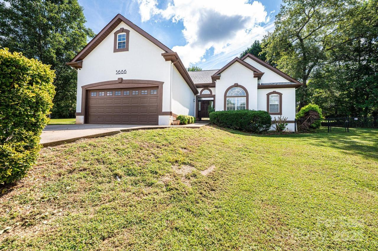 5686 Gold Creek Bay Dr., Hickory, NC 28601