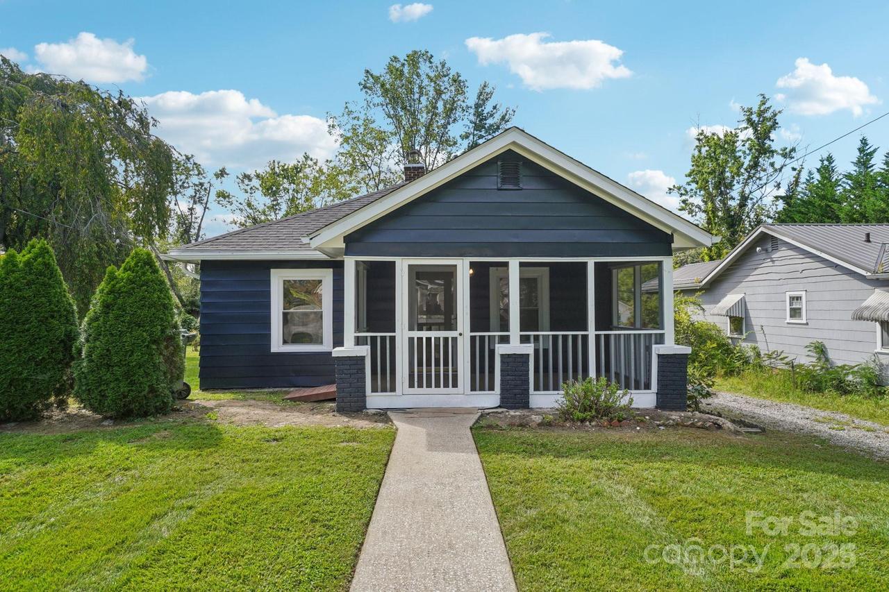 616 Ray Ave., Hendersonville, NC 28792