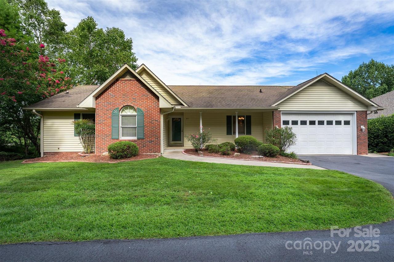 321 Mountain Valley Dr., Hendersonville, NC 28739