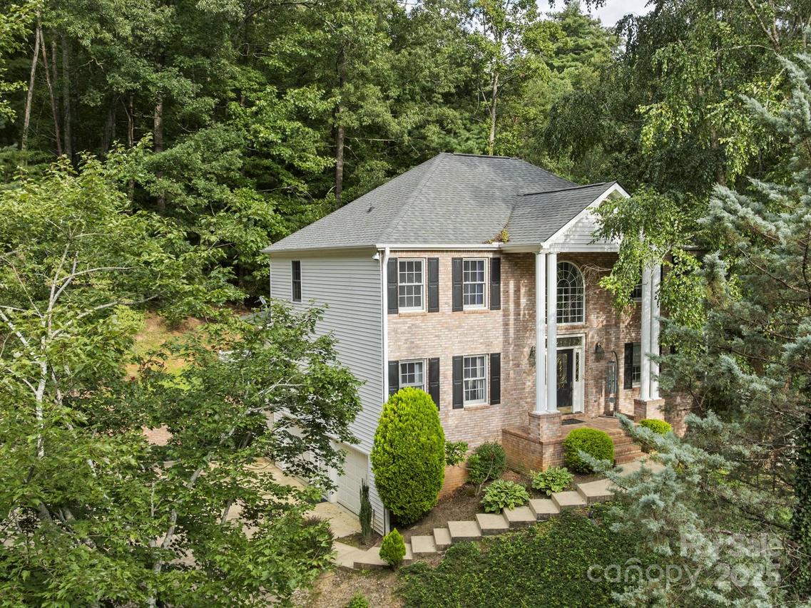 314 Sweetwater Hills Dr., Hendersonville, NC 28791
