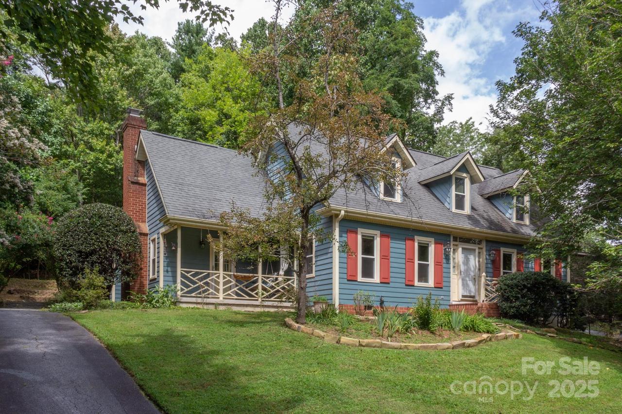 165 Indian Woods Tr., Hendersonville, NC 28739
